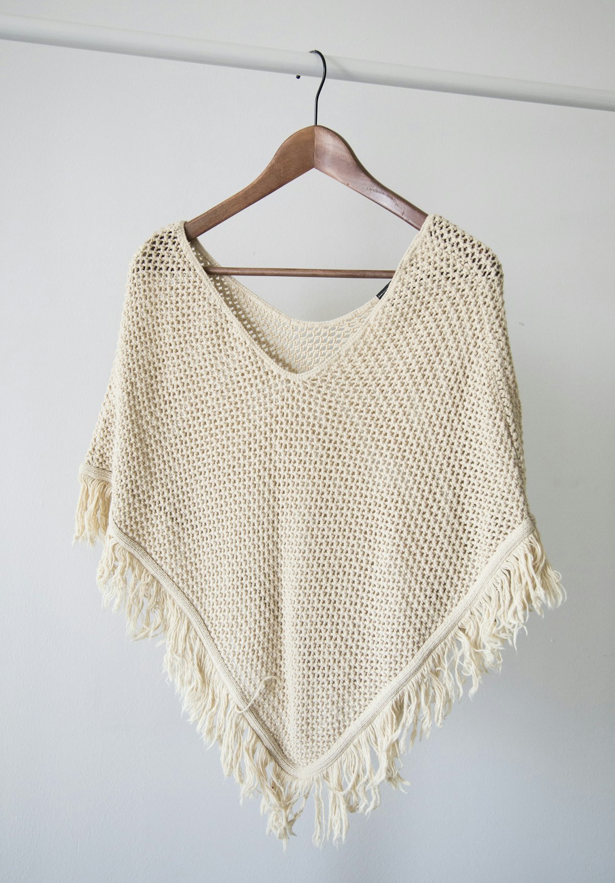 Poncho tricotat crem